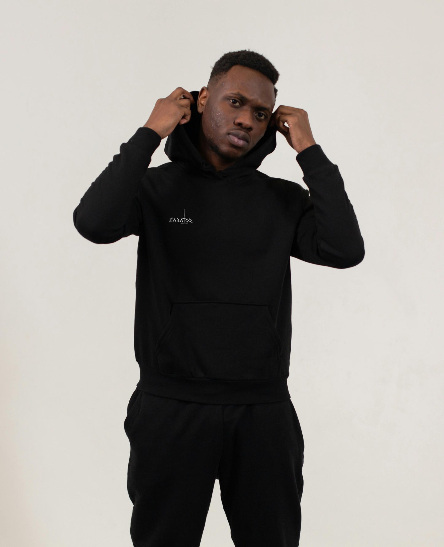 Buzo con capota “-palabras +amor” | Edición Zarator